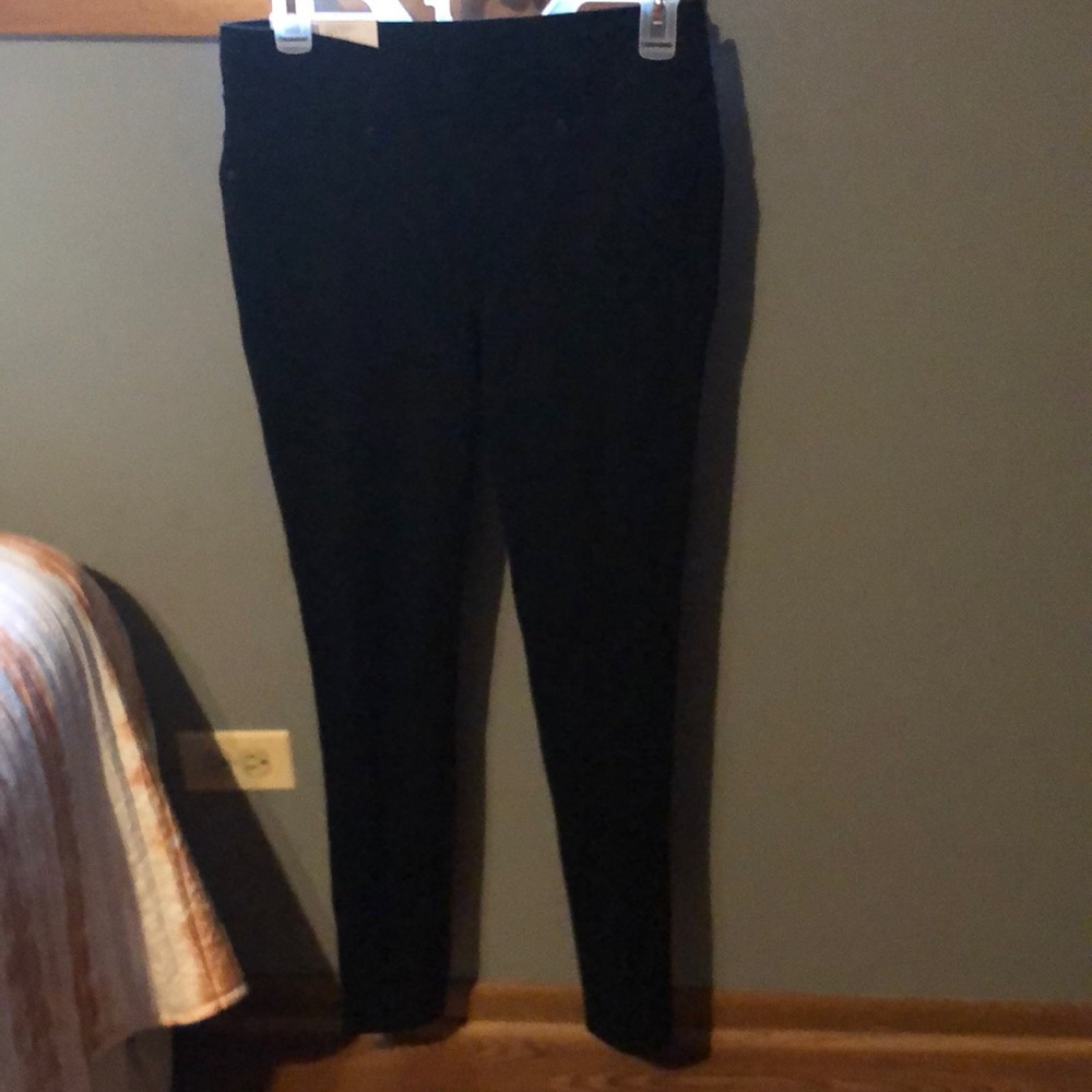 BRAND NEW WOMAN’S BLACK PULL ON POINT LEGGING SIZE SMALL! NWT!